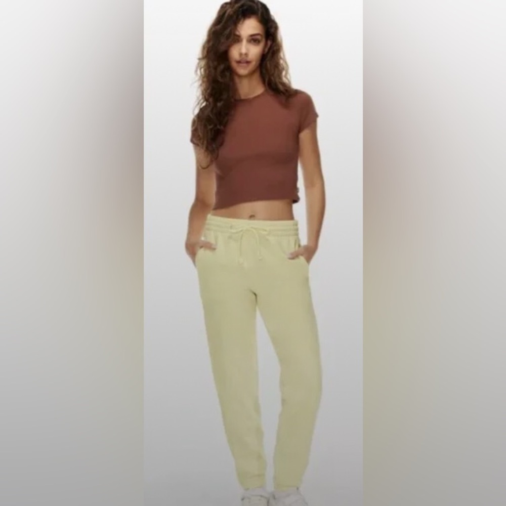 TNA Cozy Fleece Boyfriend Sweatpant 
Mid-rise boyfriend sweatpants